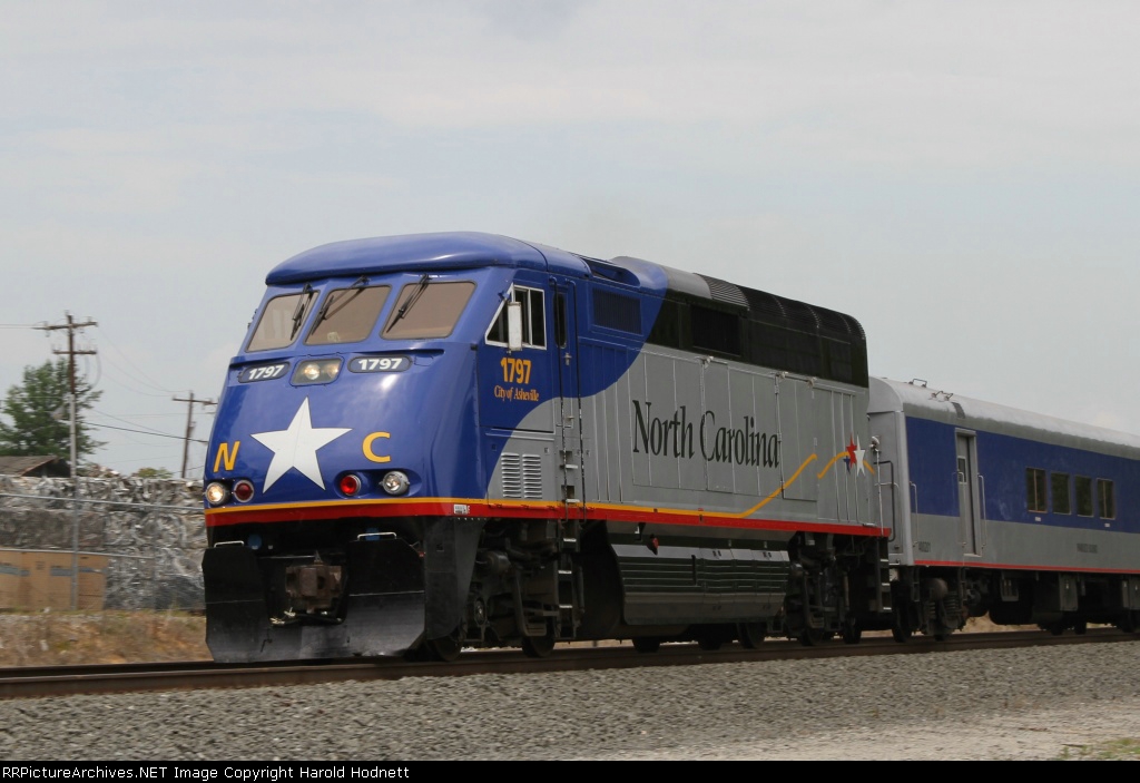 RNCX 1797 leads train 75 southbound